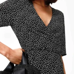 ARKET Robe Floral Wrap Dress Black -Promos Vestinia Magasin 0c481d53c61fc7cc893e48c9bfbe